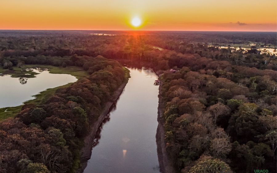 Atardecer visto desde el aire sobre el rio amazonico