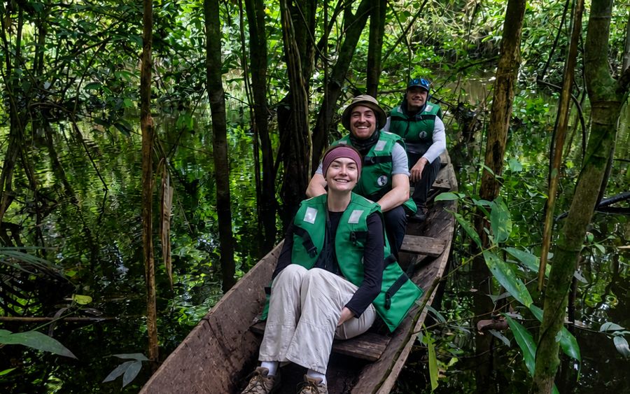 Visitantes navegando en canoa por el bosque inundado