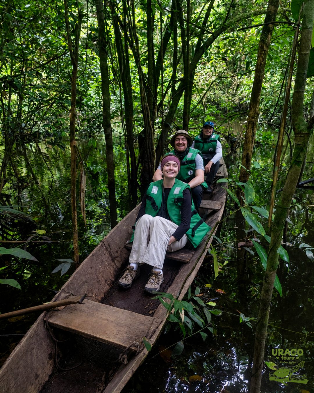 Visitantes navegando en canoa por el bosque inundado