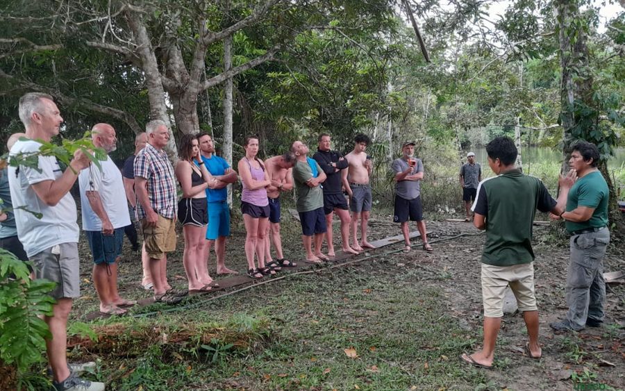 Grupo de visitantes con guía local en la selva
