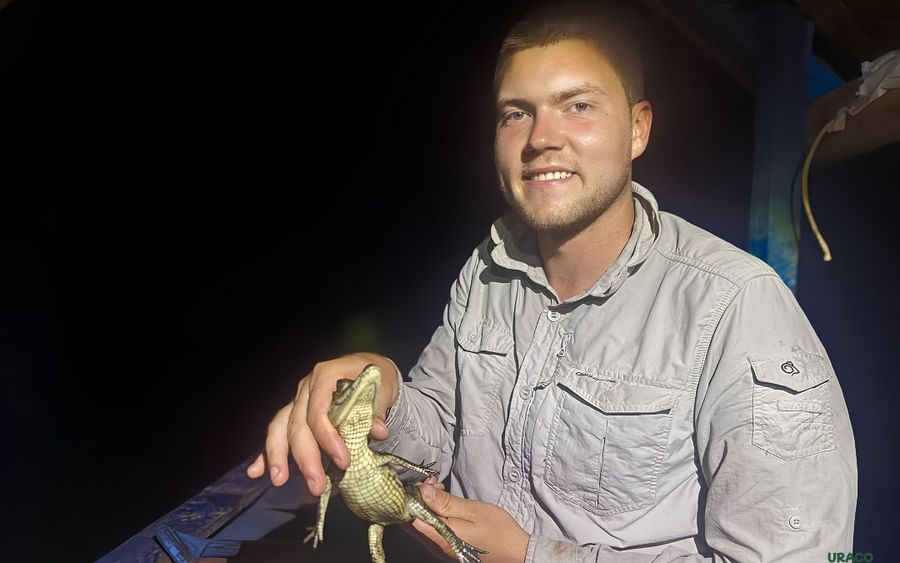 Guia de Uraco Tours mostrando fauna nocturna