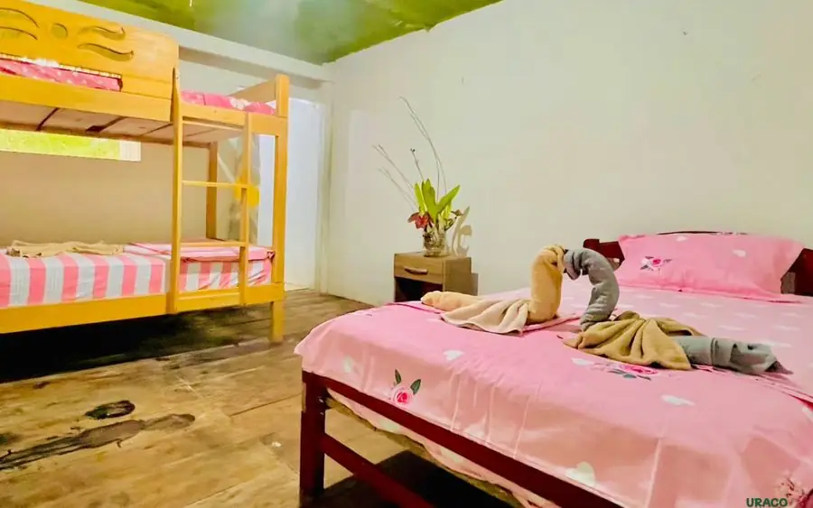 Habitación del albergue con camarotes y cama de dos plazas