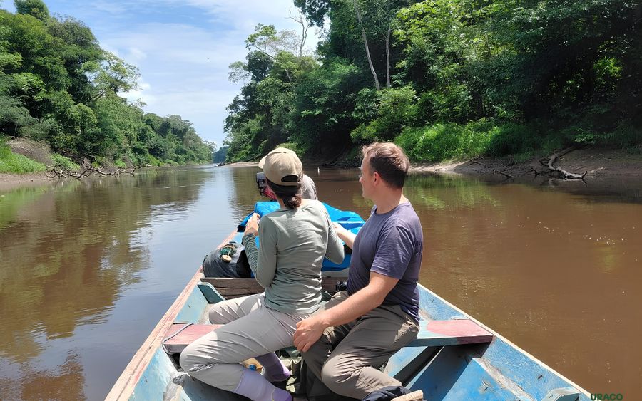 Visitantes recorriendo el río en bote dentro de la reserva